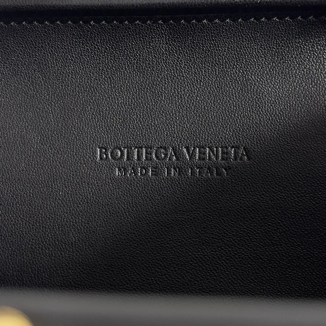 Batch 2260 BOTTEGA VENETA KNOT evening bag chain version for women is now on the market! Delicate and elegant, soft and powerful, this bag is definitely a representative of intellectual women. As an evergreen model of BV, the blessing of the chain is the icing on the cake. The classic weaving once again interprets the unique craftsmanship (the chain can be disassembled separately). Style number: 776662 Size: 19*11.5*5cm